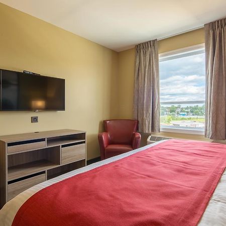 Super 8 By Wyndham Mont Laurier Hotell Eksteriør bilde