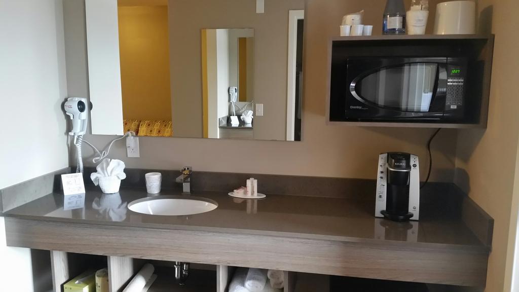 Super 8 By Wyndham Mont Laurier Hotell Eksteriør bilde