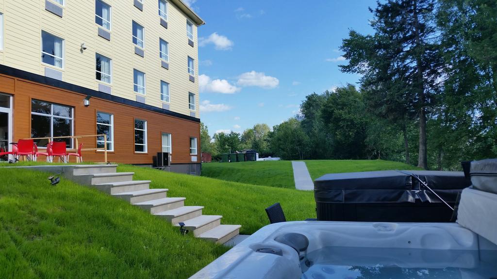 Super 8 By Wyndham Mont Laurier Hotell Eksteriør bilde
