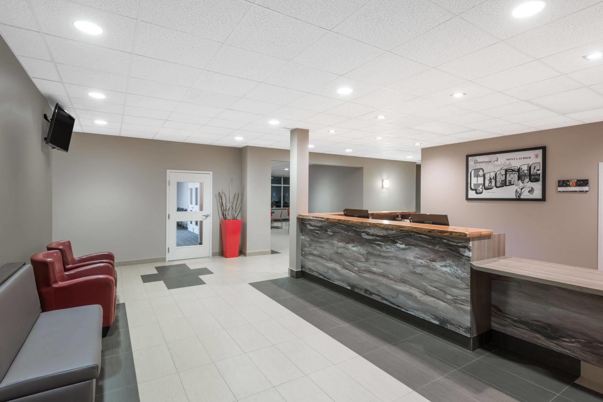 Super 8 By Wyndham Mont Laurier Hotell Eksteriør bilde
